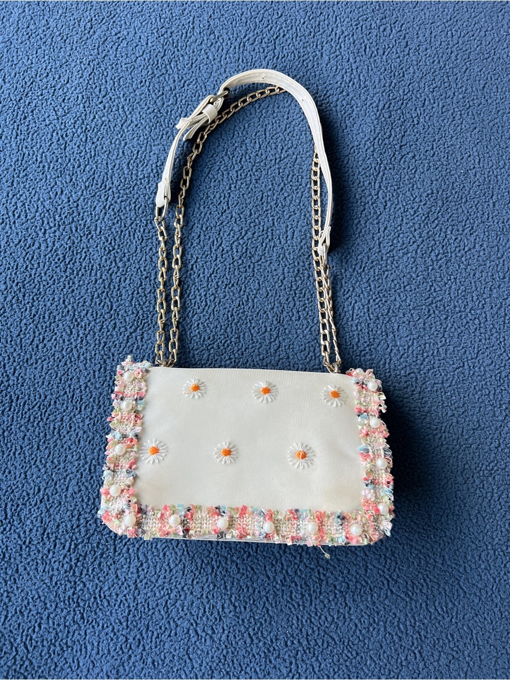 White Daisy-Embroidered Shoulder Bag with Chain Strap